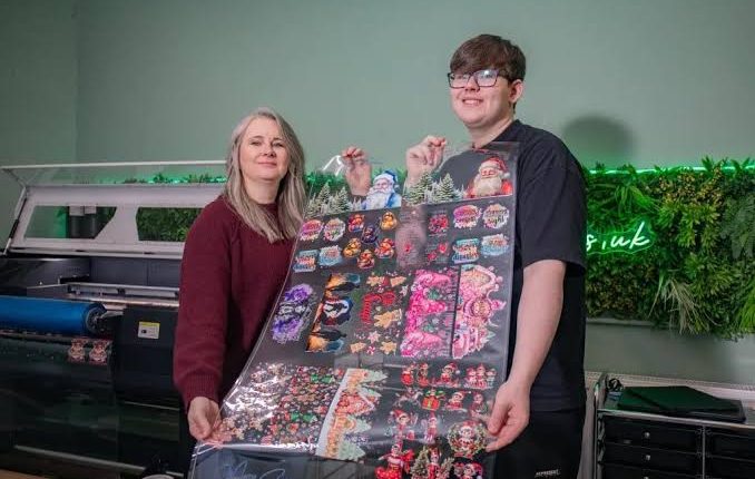 اسٹیکرز سےماہانہ لاکھوں روپے کمانے والا لڑکا